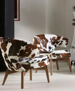 Lolita small armchair in Pony leather has a walnut base and can be shipped for free. Ideal for use at home or in a luxurious office. Online shopping.