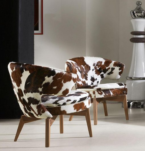 Lolita small armchair in Pony leather has a walnut base and can be shipped for free. Ideal for use at home or in a luxurious office. Online shopping.