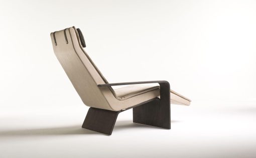 Ala est une chaise longue rembourrée très confortable et élégante dessinée par Matteo Nunziati. Découvrez notre collection de chaises longues en cuir avec accoudoir.