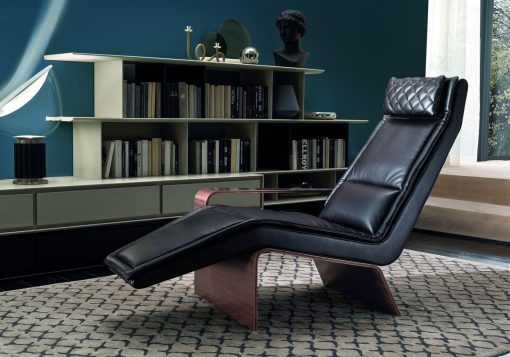 Ala est une chaise longue rembourrée très confortable et élégante dessinée par Matteo Nunziati. Découvrez notre collection de chaises longues en cuir avec accoudoir.