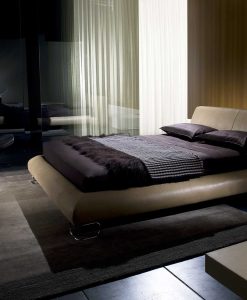 L'eccellente design di Mauro Lipparini declinato in un letto in pelle elegante e lussuoso. Legno di pioppo ed acciaio per la struttura. Vendita online.
