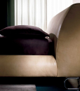 L'eccellente design di Mauro Lipparini declinato in un letto in pelle elegante e lussuoso. Legno di pioppo ed acciaio per la struttura. Vendita online.