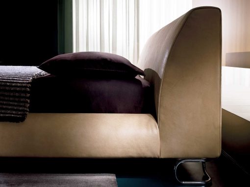 L'eccellente design di Mauro Lipparini declinato in un letto in pelle elegante e lussuoso. Legno di pioppo ed acciaio per la struttura. Vendita online.