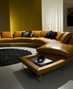 Dal design di Mauro Lipparini, un divano rotondo dalle generose dimensioni. Interamente rivestito in pelle pieno fiore personalizzabile. Consegna gratuita.