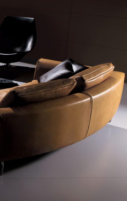 Dal design di Mauro Lipparini, un divano rotondo dalle generose dimensioni. Interamente rivestito in pelle pieno fiore personalizzabile. Consegna gratuita.