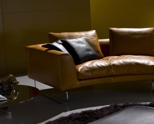 Grande divano arrotondato. Rivestimento in pelle e struttura in acciaio e legno massello. Design di Mauro Lipparini e produzione artigianale italiana.