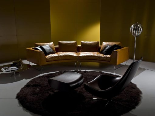 Mauro Lipparini ha creato un divano rotondo di grandi dimensioni. Rivestimento in pelle di alta qualità per un arredamento lussuoso ed esclusivo.