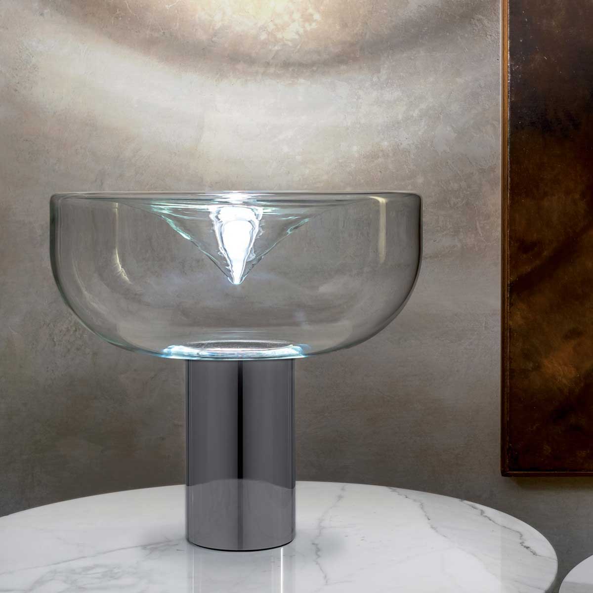 Lampada da tavolo in vetro soffiato di Murano e ottone cromato. Design studio Toso, Massari & Associates. Lampadina LED inclusa. Consegna gratuita.