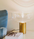 Lampada da tavolo in vetro soffiato di Murano e ottone cromato. Design studio Toso, Massari & Associates. Lampadina LED inclusa. Consegna gratuita.