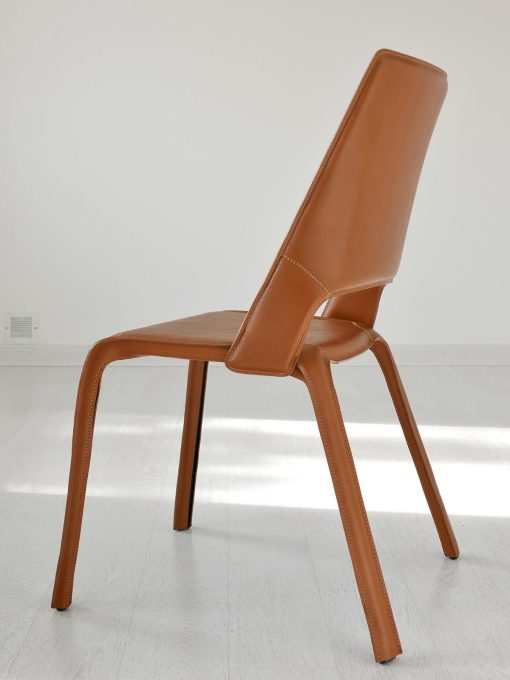 Chaise en cuir avec coutures et fermetures éclairs apparentes. 100% réalisée en Italie. Design de Giorgio del Piero. Nombreuses couleurs disponibles.