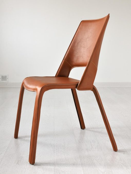 Chaise en cuir avec coutures et fermetures éclairs apparentes. 100% réalisée en Italie. Design de Giorgio del Piero. Nombreuses couleurs disponibles.