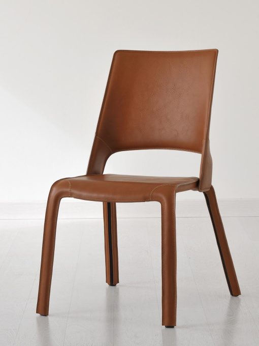 Chaise en cuir avec coutures et fermetures éclairs apparentes. 100% réalisée en Italie. Design de Giorgio del Piero. Nombreuses couleurs disponibles.