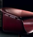 Poltroncina girevole con base a 4 razze. Design Noé Duchaufour Lawrance. Cuoio e pelle pieno fiore. Colori e finiture personalizzabili. Consegna gratuita.