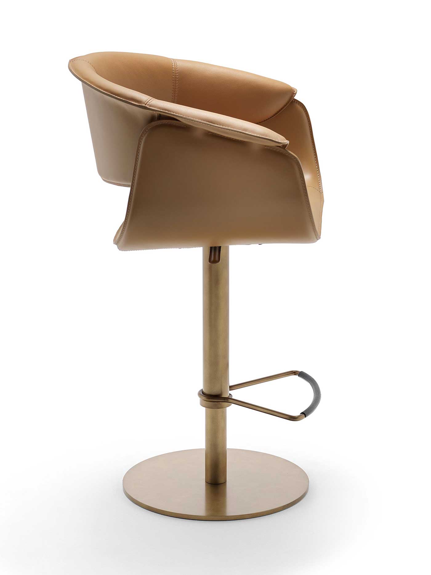Elegant and luxurious leather stool. Revolving structure, height-adjustable. Design Noé Duchaufour Lawrence. Made in Italy. Worldwide home delivery.