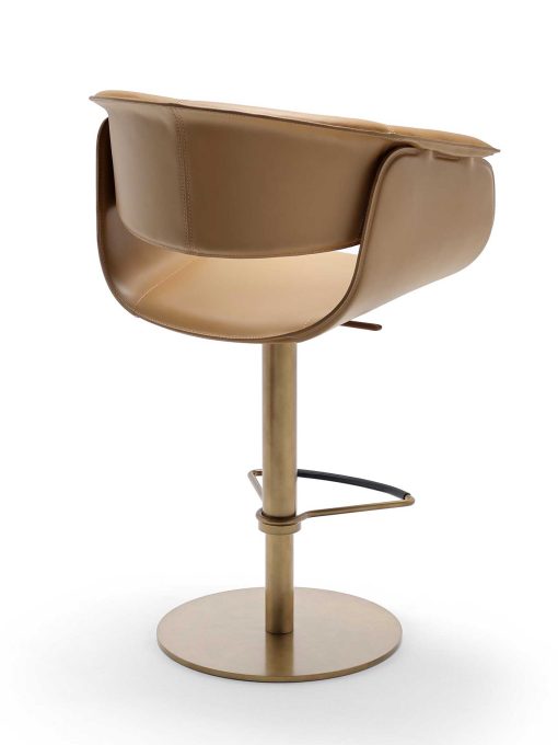 Luxueux et élégant tabouret en cuir conçu par Noé Duchaufour Lawrance. Pivotant et réglable en hauteur. Personnalisable. Made in italy. Livraison à domicile