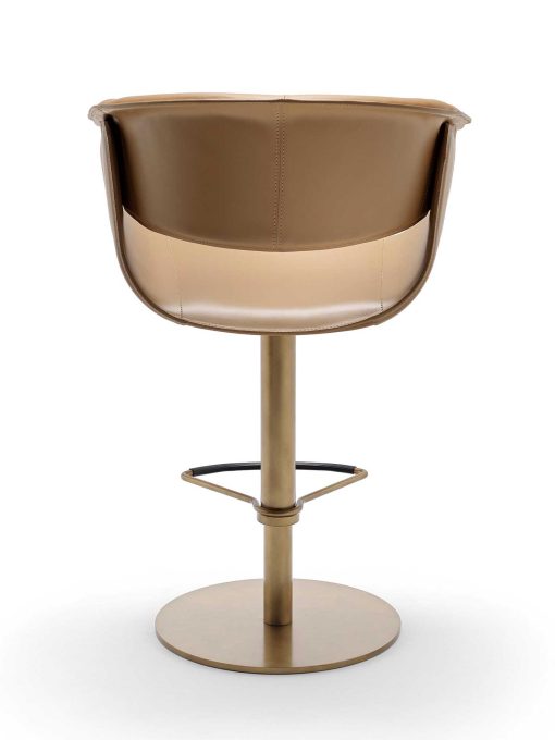 Luxueux et élégant tabouret en cuir conçu par Noé Duchaufour Lawrance. Pivotant et réglable en hauteur. Personnalisable. Made in italy. Livraison à domicile