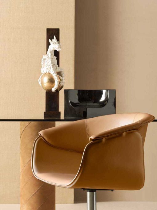 Luxueux et élégant tabouret en cuir conçu par Noé Duchaufour Lawrance. Pivotant et réglable en hauteur. Personnalisable. Made in italy. Livraison à domicile