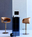 Sgabello in pelle, girevole, regolabile in altezza. Struttura in acciaio, seduta e schienale in cuoio e pelle. Design Noé Duchaufour Lawrance. Made in Italy