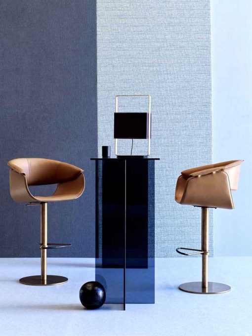 Elegant and luxurious leather stool. Revolving structure, height-adjustable. Design Noé Duchaufour Lawrence. Made in Italy. Worldwide home delivery.