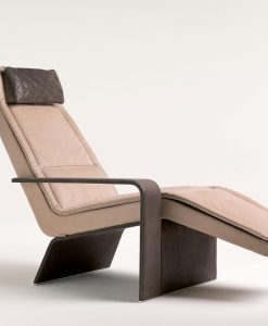 Ala est une chaise longue rembourrée très confortable et élégante dessinée par Matteo Nunziati. Découvrez notre collection de chaises longues en cuir avec accoudoir.