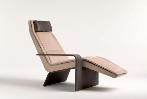 Ala est une chaise longue rembourrée très confortable et élégante dessinée par Matteo Nunziati. Découvrez notre collection de chaises longues en cuir avec accoudoir.