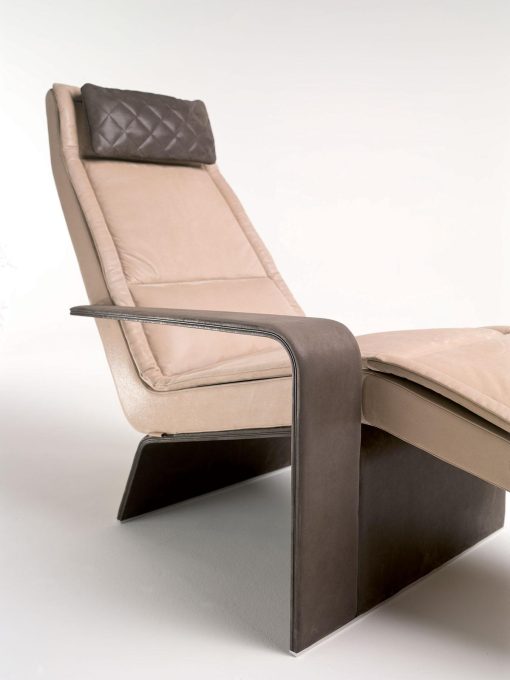 Ala est une chaise longue rembourrée très confortable et élégante dessinée par Matteo Nunziati. Découvrez notre collection de chaises longues en cuir avec accoudoir.