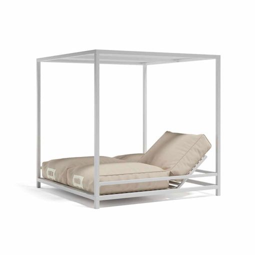 Outdoor daybed with filtering ceiling for a perfect twilight. Aluminium frame, Sunbrella and Tempotest coverings, reclining backrests. Free home delivery.