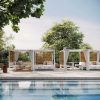 Alcova è una collezione di articoli da giardino con gazebo incorporato. Lettini prendisole, sala da pranzo o angolo lounge.