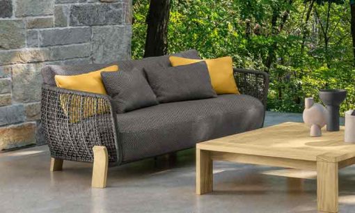 Salotto da esterno design in legno Accoya e rivestimento grigio. Divano poltrona tavolino da giardino lussuosi. Vendita online. Consegna a domicilio gratis.