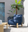 Salon d'extérieur de luxe en bois naturel et revêtement bleu. Vente en ligne de meubles de jardin, canapé, fauteuil haut de gamme avec livraison gratuite.