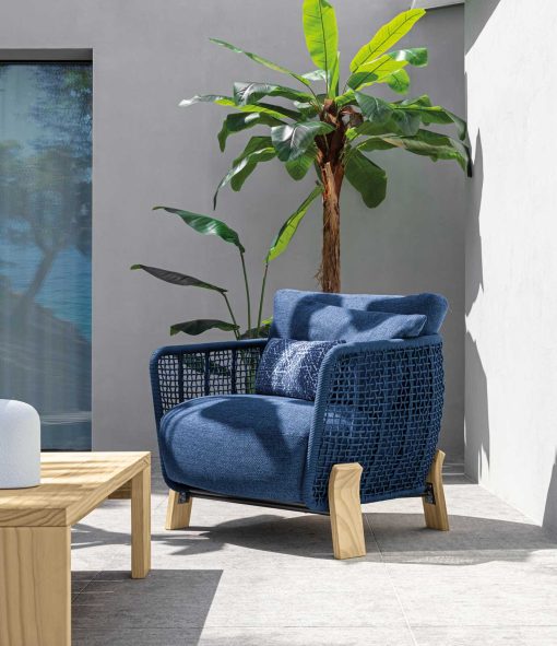 Salon d'extérieur de luxe en bois naturel et revêtement bleu. Vente en ligne de meubles de jardin, canapé, fauteuil haut de gamme avec livraison gratuite.