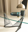 Andrea Lucatello disegna un tavolo a botte con piano in vetro e base dalle armoniose forme di un'arpa. Arreda la tua sala da pranzo con lusso e raffinatezza