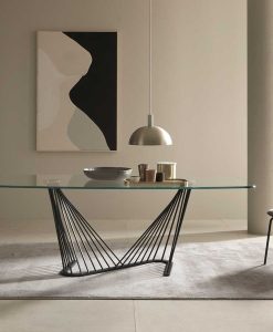 Une table avec plan en verre transparent et pied en métal. Design Andrea Lucatello pour les salon les plus élégants. Livraison à domicile offerte.