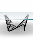 Meublez votre salon ou votre bureau avec la table fixe en verre Harp. Luxueux plan en verre transparent et pied original et inédit. Livraison gratuite.