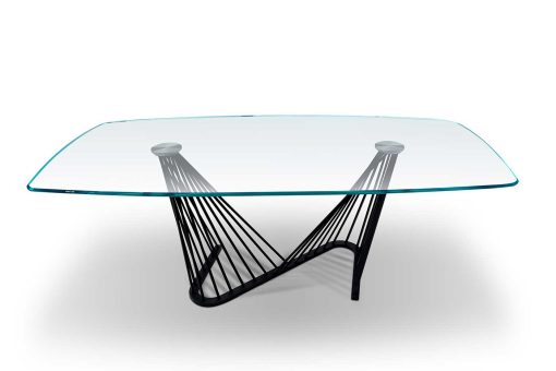 Andrea Lucatello disegna un tavolo a botte con piano in vetro e base dalle armoniose forme di un'arpa. Arreda la tua sala da pranzo con lusso e raffinatezza