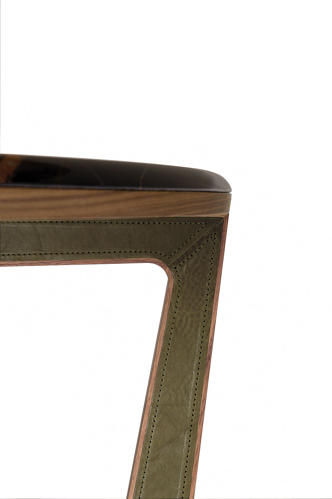 Table ronde de repas made in italy. Plan en marbre et pied en bois et cuir. Vente en ligne de meubles design haut de gamme avec livraison gratuite.