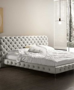 Letto in pelle capitonné a mano. Struttura in legno. Vendita online. Consegna gratuita.