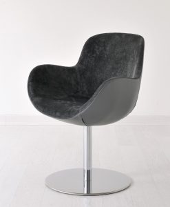 Poltroncina girevole a guscio. Base in alluminio lucidato. Rivestimento in tessuto e pelle morbida, personalizzabile. Vendita online e consegna a domicilio.