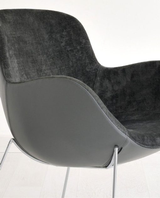 Avec sa base à traineau en métal chromé et le luxueux revêtement en velour et cuir, le fauteuil Atene est parfait pour les intérieurs les plus raffinés.