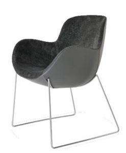 Poltroncina girevole a guscio. Base in alluminio lucidato. Rivestimento in tessuto e pelle morbida, personalizzabile. Vendita online e consegna a domicilio.