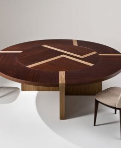 Raffinatezza senza ostentazione. Ampio piano rotondo con meccanismo girevole centrale a filo (Lazy Susan). Tavolo in legno intarsiato. Bartoli Design.