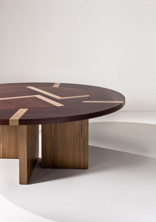 Raffinatezza senza ostentazione. Ampio piano rotondo con meccanismo girevole centrale a filo (Lazy Susan). Tavolo in legno intarsiato. Bartoli Design.