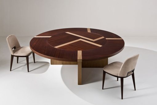 Raffinatezza senza ostentazione. Ampio piano rotondo con meccanismo girevole centrale a filo (Lazy Susan). Tavolo in legno intarsiato. Bartoli Design.