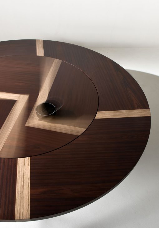 Raffinatezza senza ostentazione. Ampio piano rotondo con meccanismo girevole centrale a filo (Lazy Susan). Tavolo in legno intarsiato. Bartoli Design.