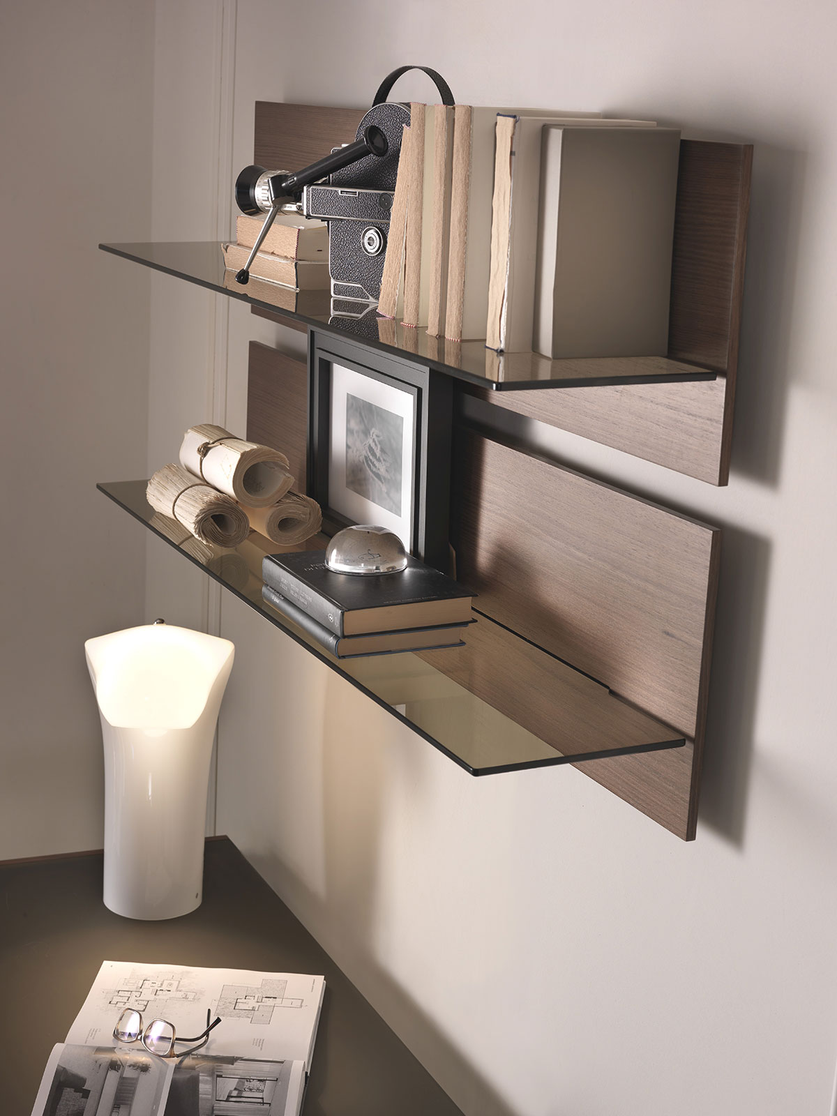Etagère en bois et verre. Etagère design made in italy réalisée artisanalement. Vente en ligne de meubles design hauts de gamme avec livraison gratuite.
