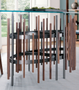 Tavolo rettangolare design Norberto Delfinetti. Piano in vetro temperato. Base in metallo. Vendita online di lussuosi tavoli artigianali made in Italy.