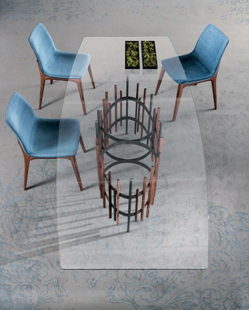 La table en verre Bambou présente une base très originale en noyer Canaletto, appréciable grâce au plan rectangulaire arrondi en verre transparent.