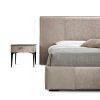 Lit en cuir made in italy, Tête de lit imposante. Vente en ligne d'ameublement haut de gamme artisanal made in italy. Livraison gratuite.