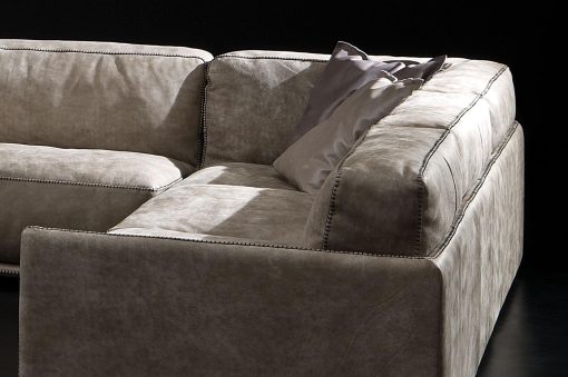 Giuseppe Viganò disegna Border, divano in pelle ad angolo dalle caratteristiche lussuose uniche. Modulare, per il salotto perfetto, è in consegna gratuita.