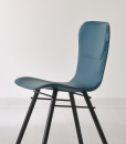 Sedia in cuoio con struttura in metallo disponibile in numerosi colori. Design orientato al relax, produzione 100% made in italy. Consegna a domicilio.